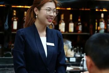 她毕业1年即任希尔顿销售主任，单笔业绩超25万元！