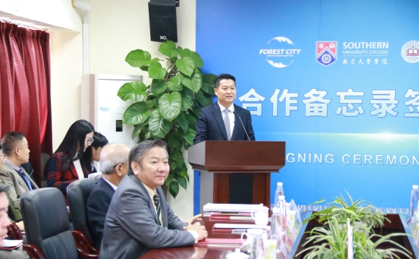 马来西亚南方大学学院董事长拿督陈洺臣（右一）_副本.jpg