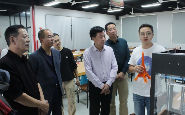 刘惠坚院长一行参观实训室_副本.jpg