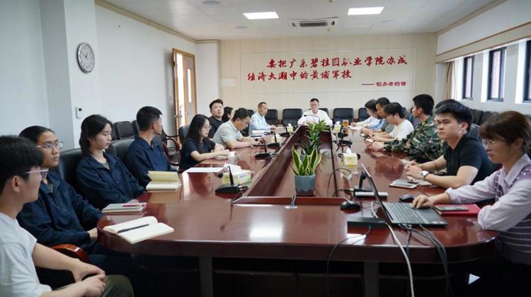 学校召开2025级军训学生教官开训动员暨下半年征兵工作启动会