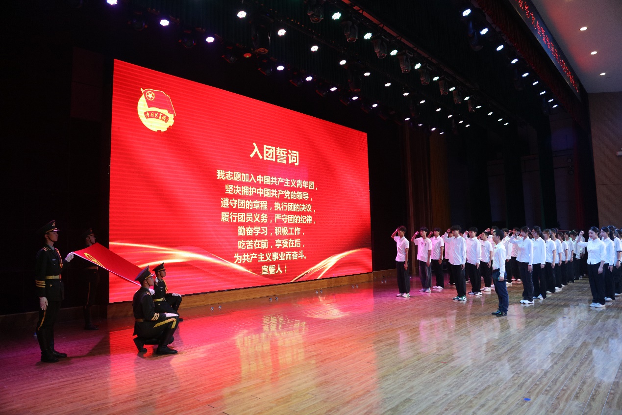 E:\2025年照片存档\20250514五四表彰大会-选\7C8A9945.JPG