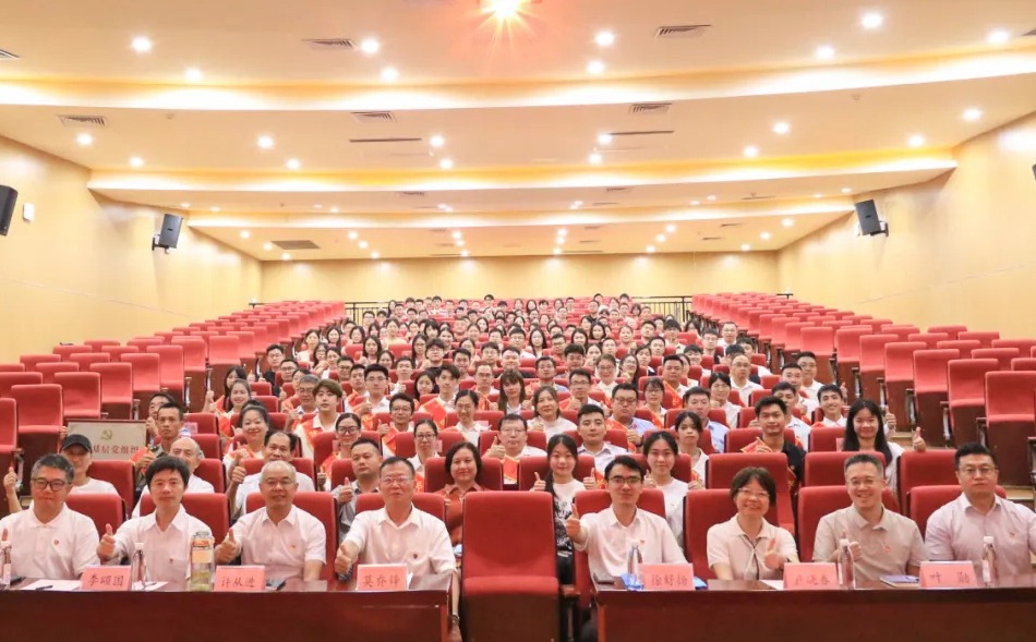 广东碧桂园职业学院党委举行2025年度“两优一先”表彰大会暨党委书记专题党课