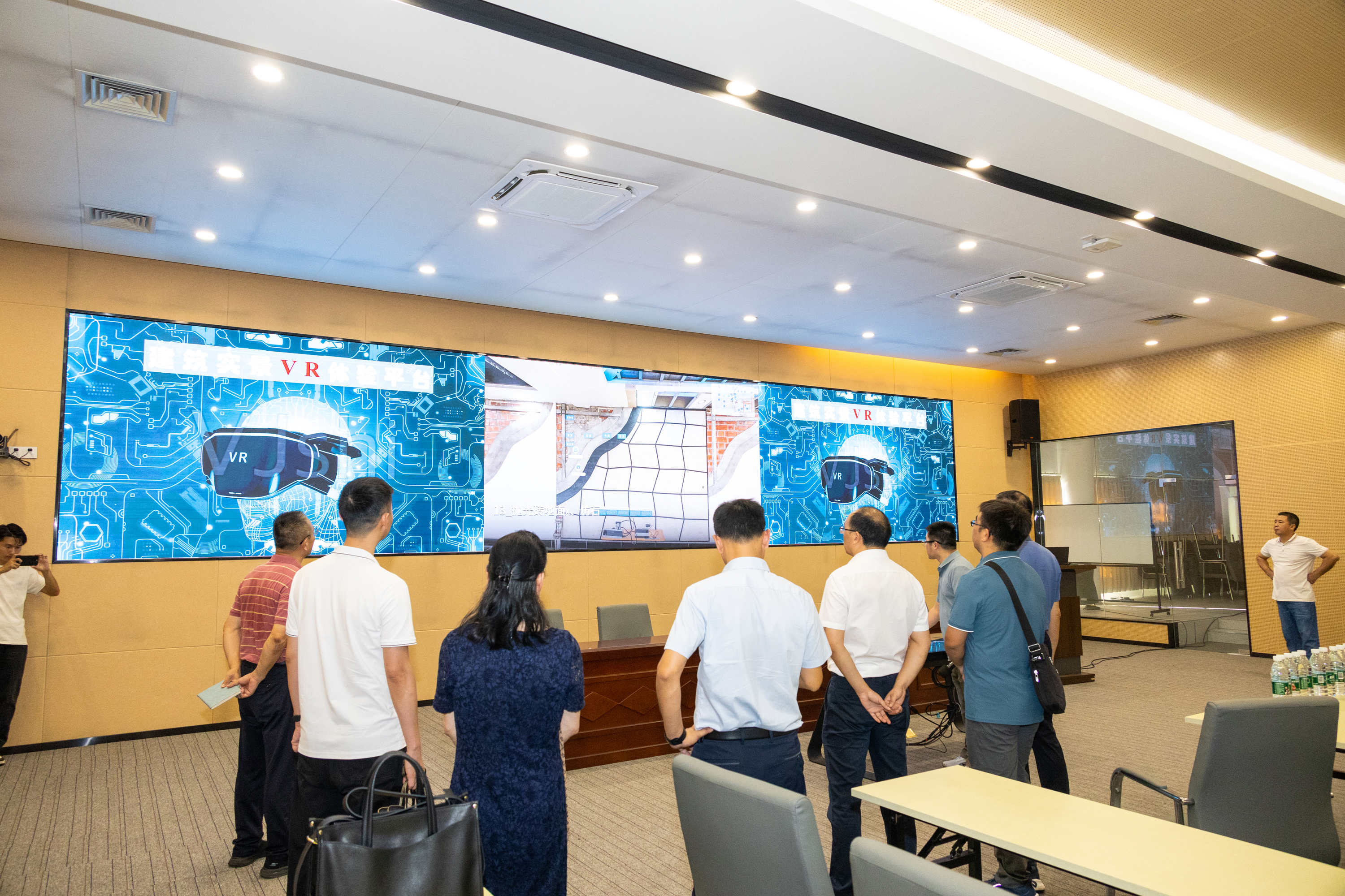 交流团实地参观广州城建职业学院实践基地_01