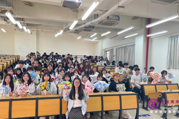 拒绝枯燥！劳动课玩扭扭棒、落叶为画、剪纸……快乐直接拉满