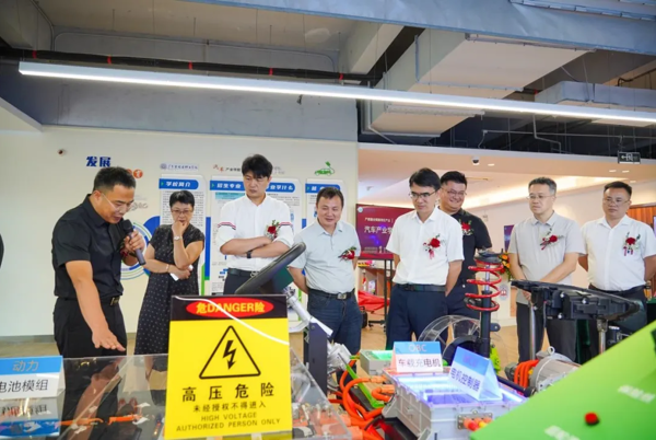 2000㎡新能源汽车实训基地上线！碧职院汽车产业学院揭牌！