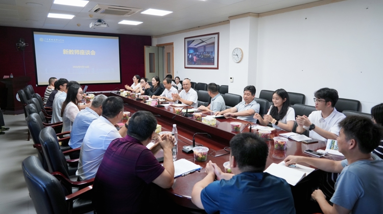 学校工会召开新教师座谈会